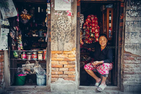 古朴店铺门口，微笑妇人热情迎接顾客光临