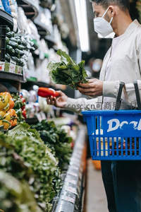 超市顾客挑选新鲜蔬菜购物场景