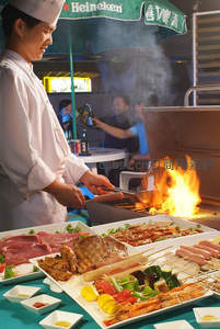 厨师现场烤制丰盛食材，海鲜肉类琳琅满桌