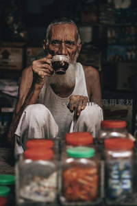 白须老者静坐品茗，岁月沉淀的宁静时光