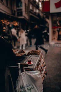 夜市一角，一杯红茶与坚果摊的温馨剪影