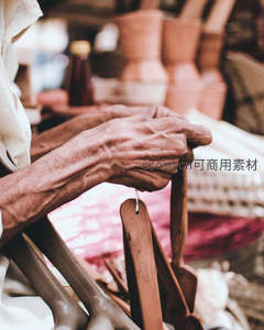 布满岁月痕迹的手，正精心挑选木制餐具