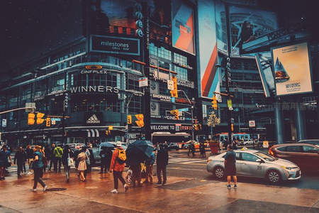 雨中繁华都市十字路口