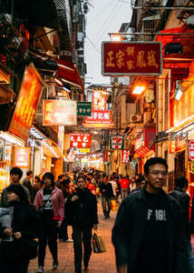 霓虹灯下的繁华夜市人潮涌动