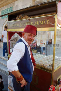 传统小贩身着民族服饰