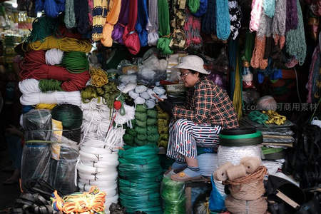 绳索摊位上的专注店主