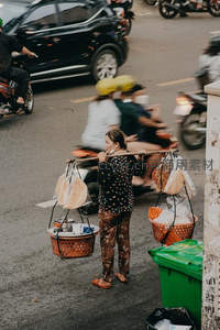 街头挑担小贩与疾驰摩托的市井生活