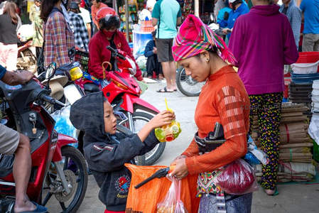 街头母子共享果汁时光