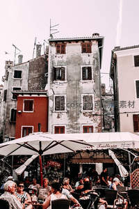 威尼斯街头咖啡馆，古老建筑与悠闲游客相映成趣