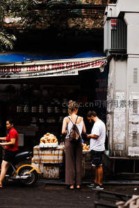 河内街头面包摊，外国游客驻足选购法棍