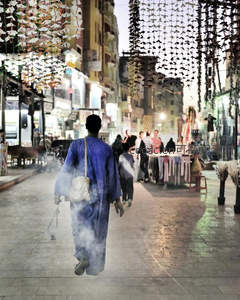 蓝袍行人穿行于装饰街道，烟雾缭绕