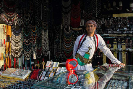 阿拉伯市场摊主与琳琅满目的珠宝饰品