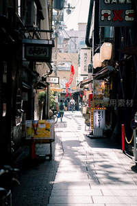 阳光洒落的日式窄巷静谧悠长