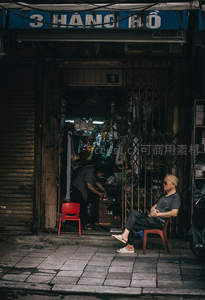 老店门口老人闲坐看街景