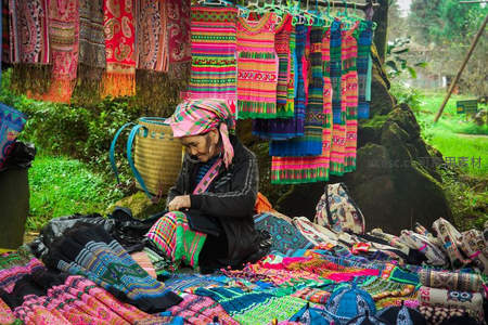 山间织女专注编织传统民族服饰