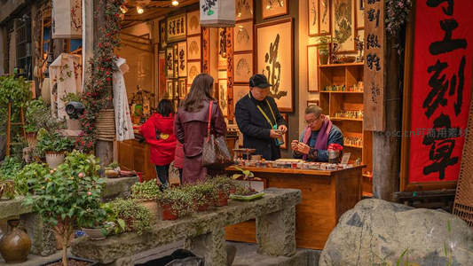 古街文创小店：游客挑选印章纪念品