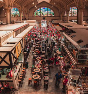 宏伟室内市场：彩色玻璃穹顶下的美食长廊