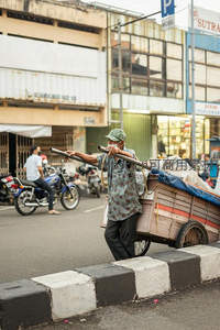 街头搬运工推车穿行城市街道