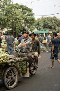 街头三轮车满载蔬菜穿行市场