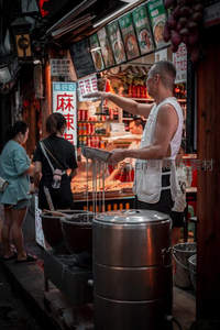 老街摊主现场拉制面条引客