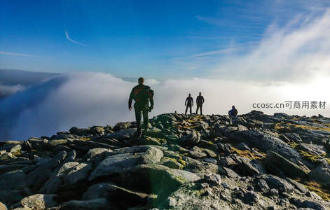 山顶云海之上，四人远眺天地间