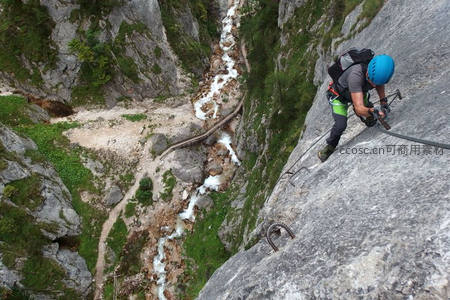 峭壁速降，溪谷间惊险穿越