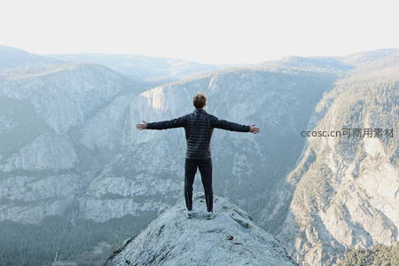 张开双臂，拥抱山谷的宁静与自由