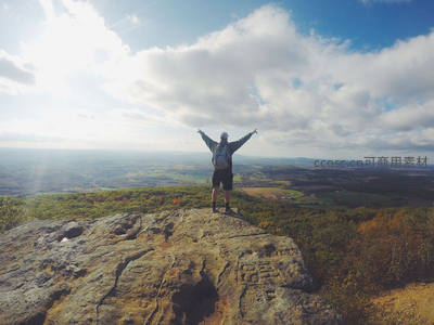 登高望远，张开双臂拥抱大地