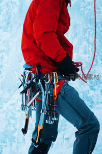 冰壁攀登者装备齐全，红色战袍迎风飘扬