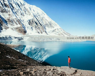 雪山圣湖之畔，孤影凝望天地壮阔