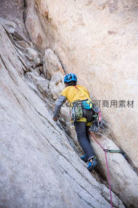 攀岩者背影征服光滑岩壁