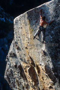 赤膊男子征服巨大岩壁展现力量