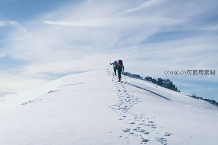 雪峰之巅的远足足迹