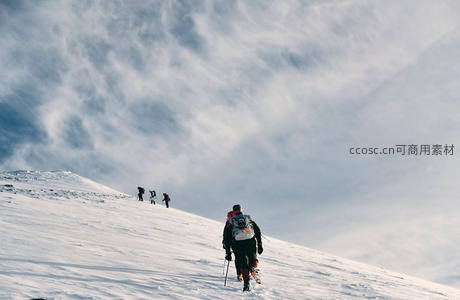 雪坡攀登，队伍在云海下奋力向上