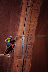 女子在红岩峡谷中向上攀登