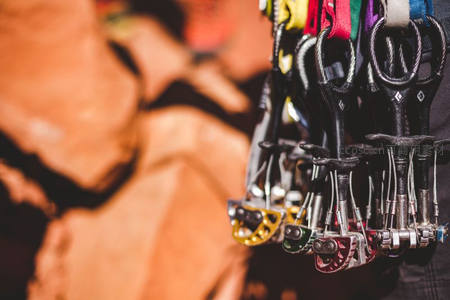 攀岩装备特写，色彩斑斓的快挂与绳索