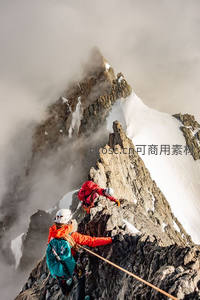 雪山之巅的登山者勇攀险峰