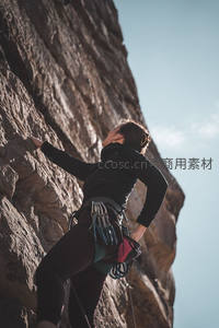 女攀岩者仰望岩壁寻找落点