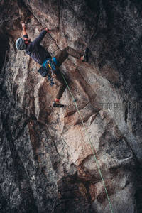 岩壁上的勇者，专注攀爬每一道裂缝