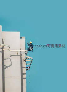 高楼外墙的高空作业者
