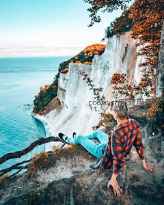 悬崖边少年静赏秋日海景