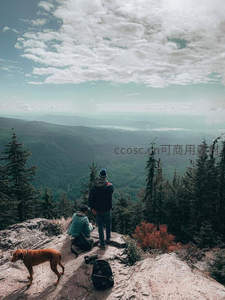 情侣与爱犬共赏山谷森林全景
