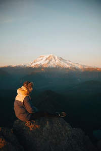 雪山之巅的静谧沉思者