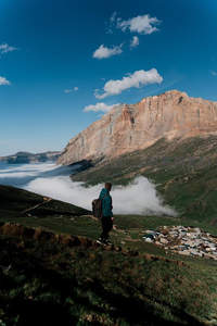 云端之上的徒步者远眺