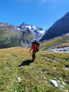 冰川峡谷中的红色身影