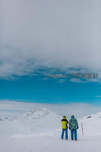 雪域双人行，仰望湛蓝天空与无垠雪原