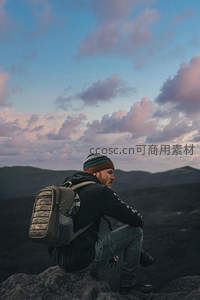 山顶背包客凝望霞光万丈的云海