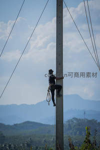 工人高空攀爬电线杆检修线路