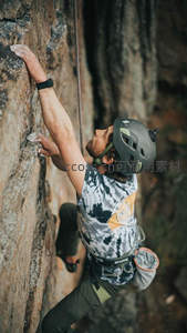 攀岩者仰望岩壁，规划下一步攀登路线