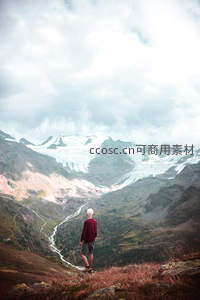 雪山之巅的孤独旅人凝望冰川